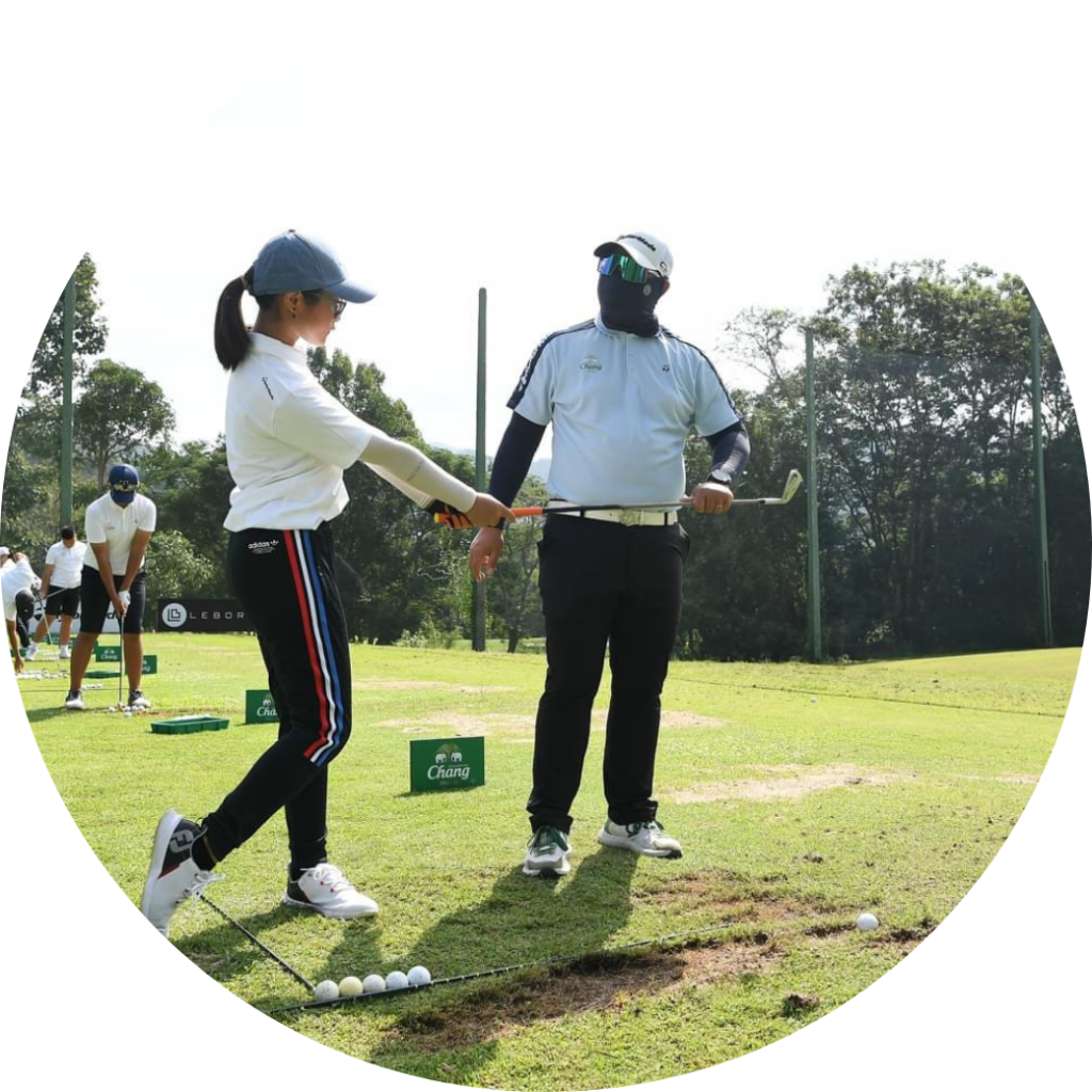 โปรสอนกอล์ฟปรับท่าวงสวิงให้ผู้เรียน ที่โรงเรียนสอนตีกอล์ฟ Golf Space Academy Rayong สนามไดรฟ์กลางแจ้ง