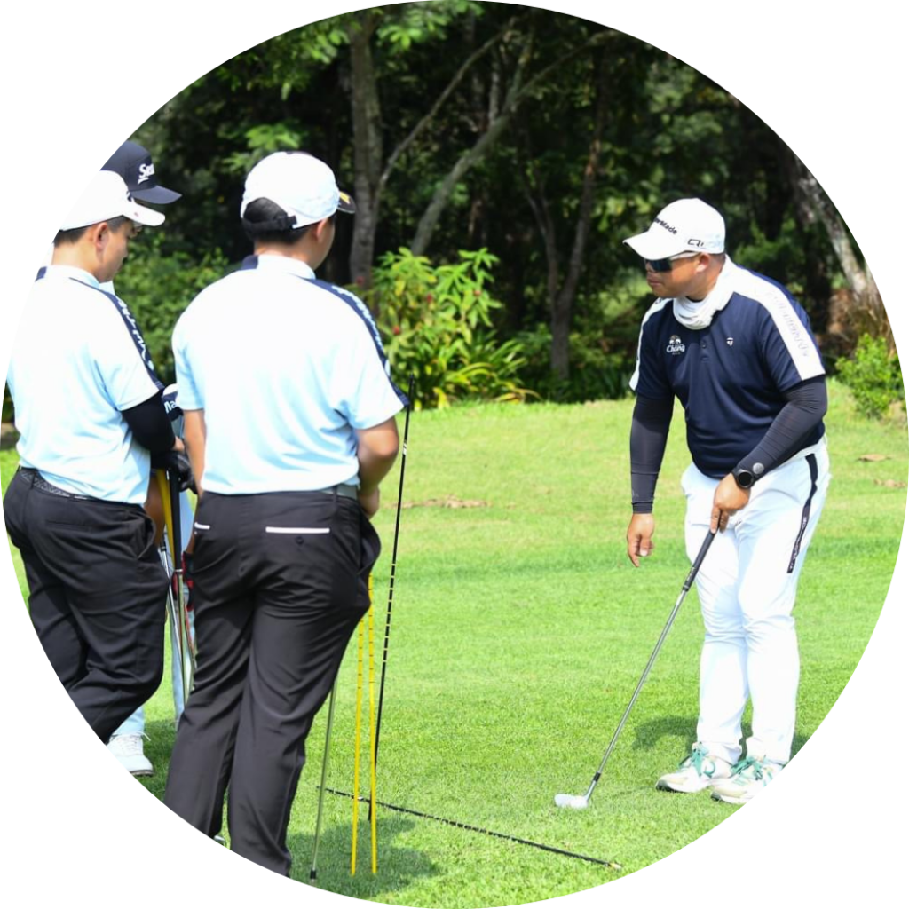 โปรสอนกอล์ฟสาธิตวิธีพัตต์และการเล่นลูกสั้นบนกรีน แก่นักเรียนที่ Golf Space Academy Rayong